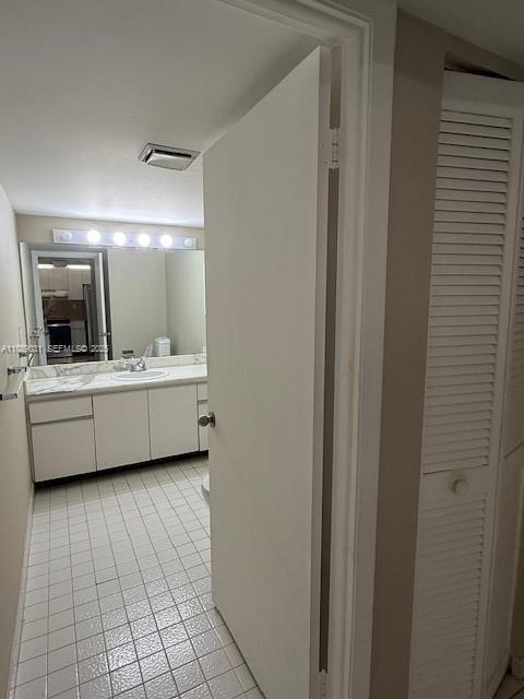 Building Photo - 2555 Collins Ave