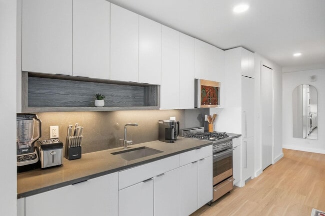 Building Photo - 68 W 37th St