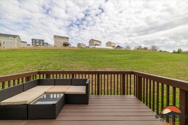 Building Photo - Spacious Three Level Home in Pembroke