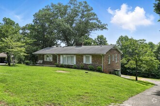 Building Photo - Spacious 3 Bed, 3 Bath Home on an Acre – M...