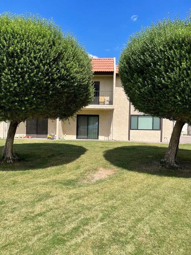 Building Photo - Move in ready condo, ground floor and includes utilities.