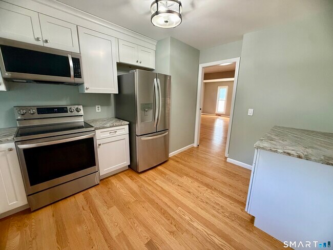 Building Photo - 562 Oak Ave