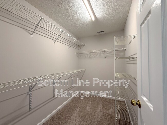 Building Photo - 1020 Stinson Glen Ln
