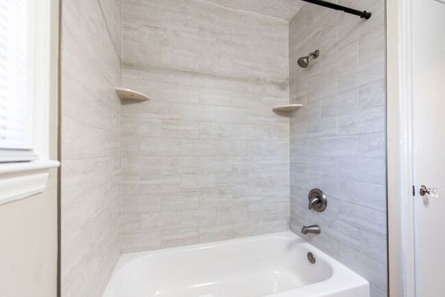 Building Photo - 4 bed 1 bath home for rent