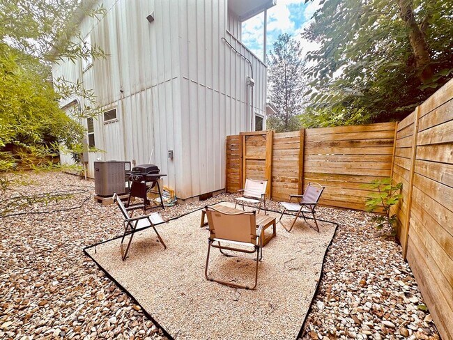 Building Photo - 4706 Sylvandale Dr