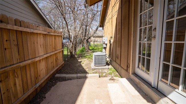 Building Photo - 10606 Topperwein Dr