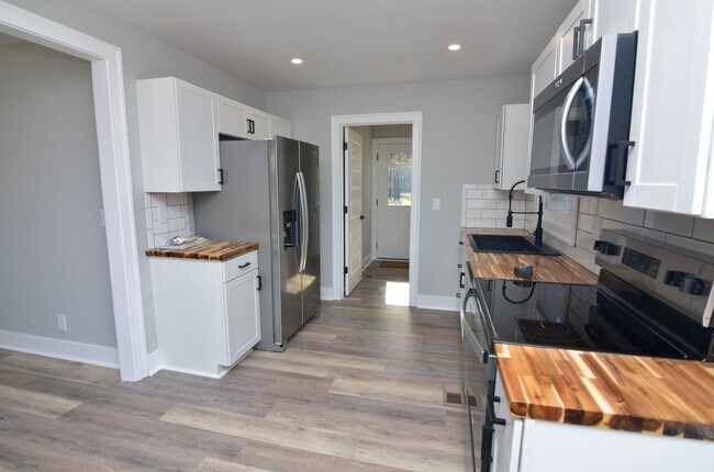 Building Photo - 2506 Halls Hill Pike