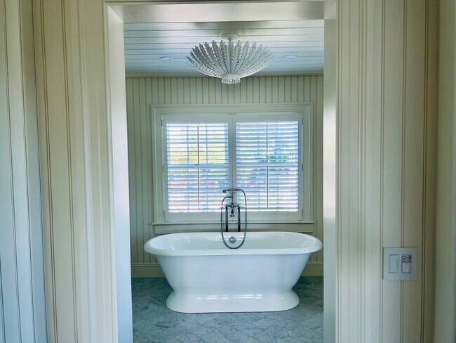 Building Photo - 3 Field Club Ln