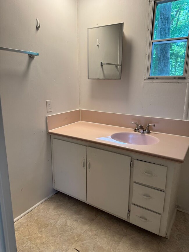 Building Photo - Two Bedroom Single Wide in Troutman