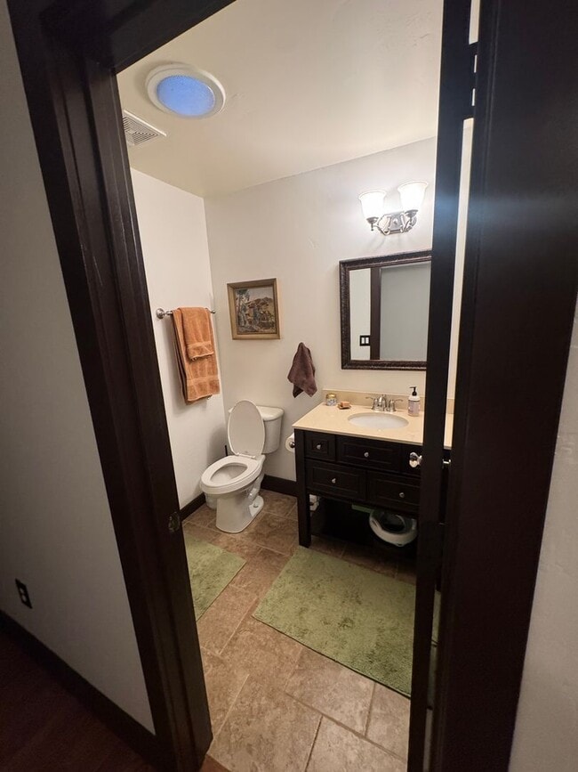 Building Photo - Charming 5 Bedroom One Story