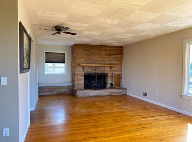 Building Photo - Home With Amazing River Views!