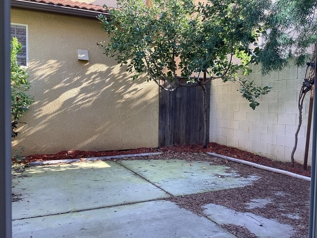 Building Photo - 1587 Etchings Way