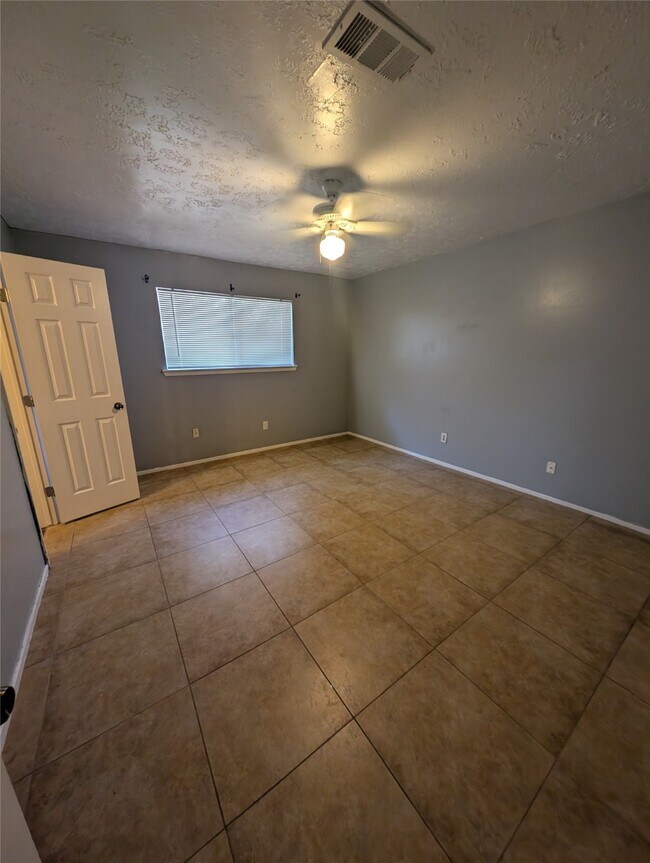 Building Photo - 23107 Summergate Dr