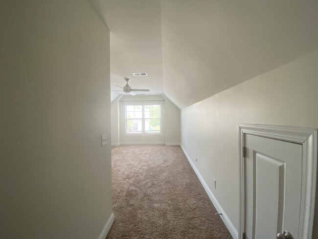 Building Photo - Spacious Three Bedroom Town Home! Located ...