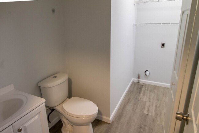 Building Photo - This conveniently located townhome is read...