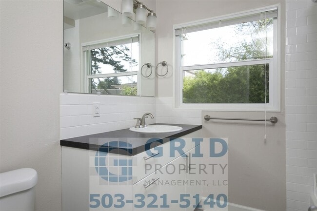 Building Photo - Remodeled 3 Bedroom Available in Northeast Portland!