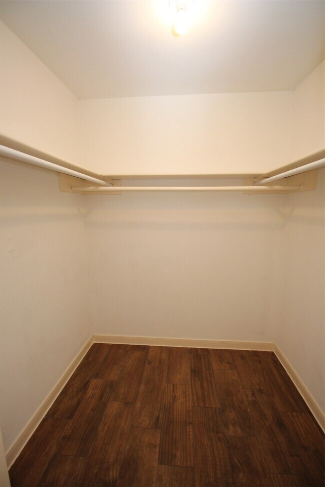 Building Photo - 13 Hideaway Dr