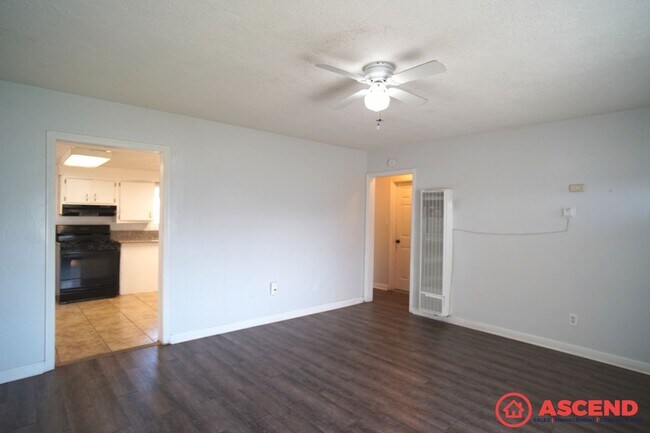 Building Photo - 3 bedroom Home in Oildale!