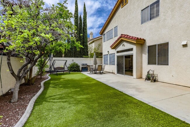 Building Photo - 5 BED Summerlin home w/ 1ST FLOOR BED AND 3/4 BATH