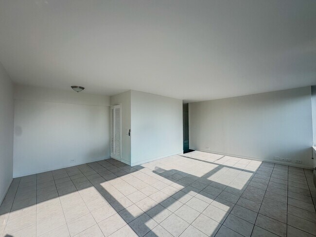 Building Photo - 1255 N Sandburg Terrace