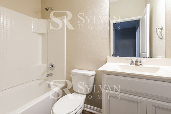 Building Photo - Don't miss your chance to make this 3BR | 2BA house your HOME!