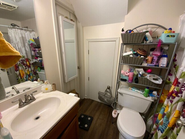 Building Photo - 3 Bedroom/2 Bathroom duplex