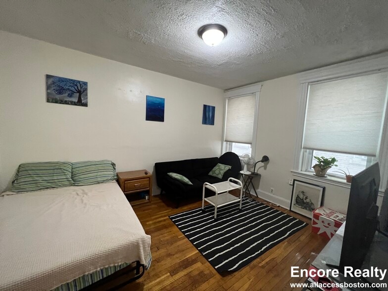 Building Photo - 364 Riverway