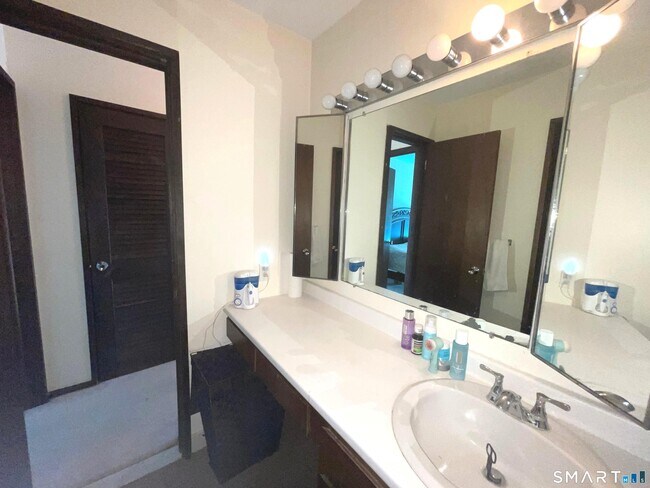 Building Photo - 21 Hudson Glen St