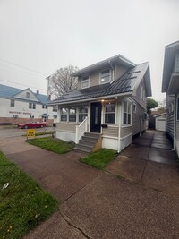 Building Photo - Remodeled West Side 3 Bedroom House