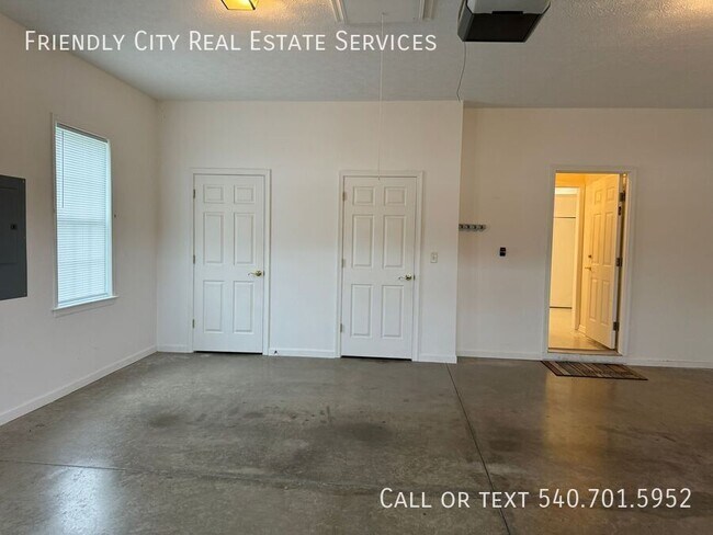 Building Photo - Beautiful Duplex at Spring Oaks