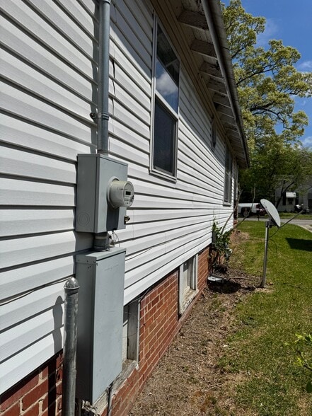 Building Photo - 2508 Gurnee Ave