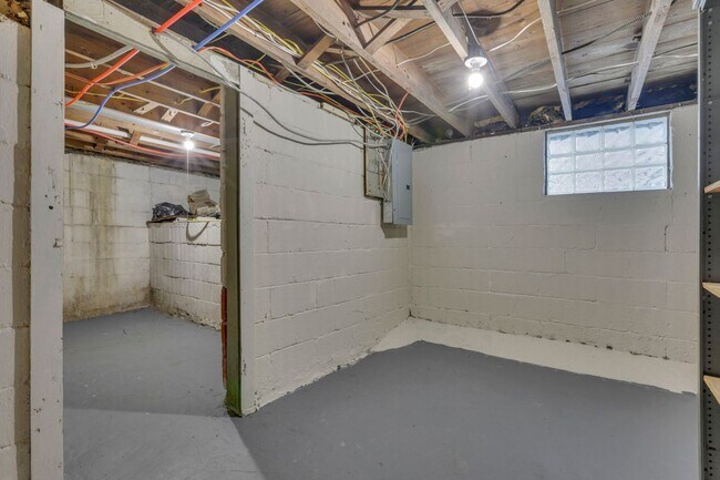 Building Photo - 807-809 E Deshler Ave