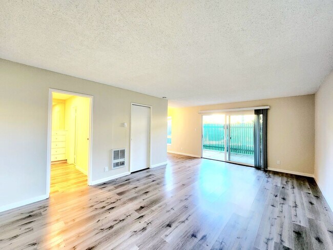 Building Photo - Large studio with private deck