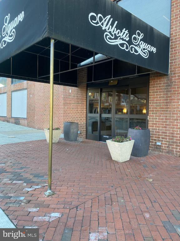 Building Photo - 200 Lombard St