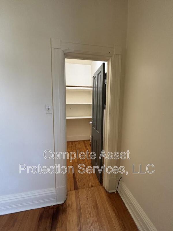 Building Photo - 114 1/2 I St