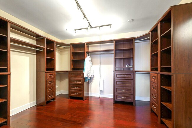 Building Photo - 300 Winston Dr