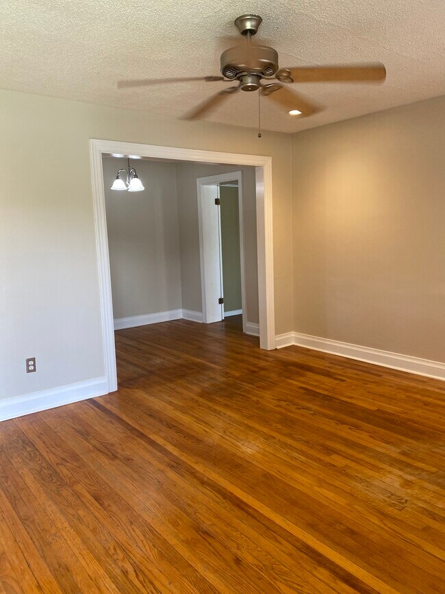 Building Photo - 704 Country Club Rd