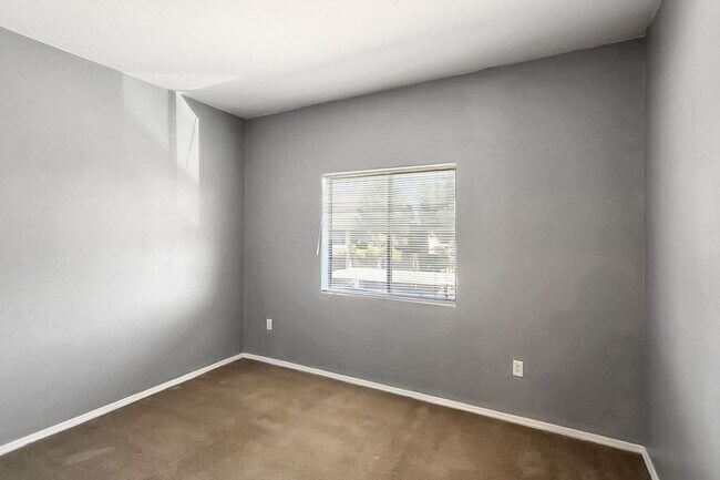 Building Photo - 2 Bed Condo Centrally Located