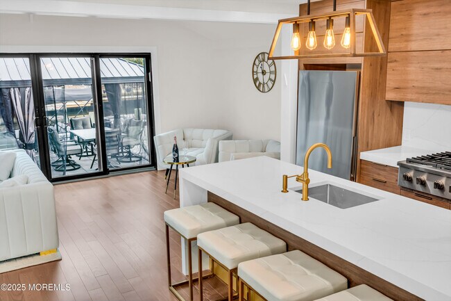 Building Photo - 320 Silver Lagoon Dr