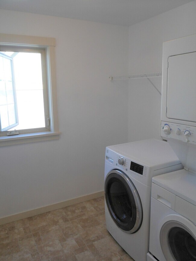 Building Photo - 4 Bedroom Townhouse Blocks from Seattle Un...