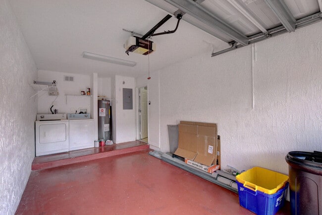 Building Photo - 6420 Park Lake Cir