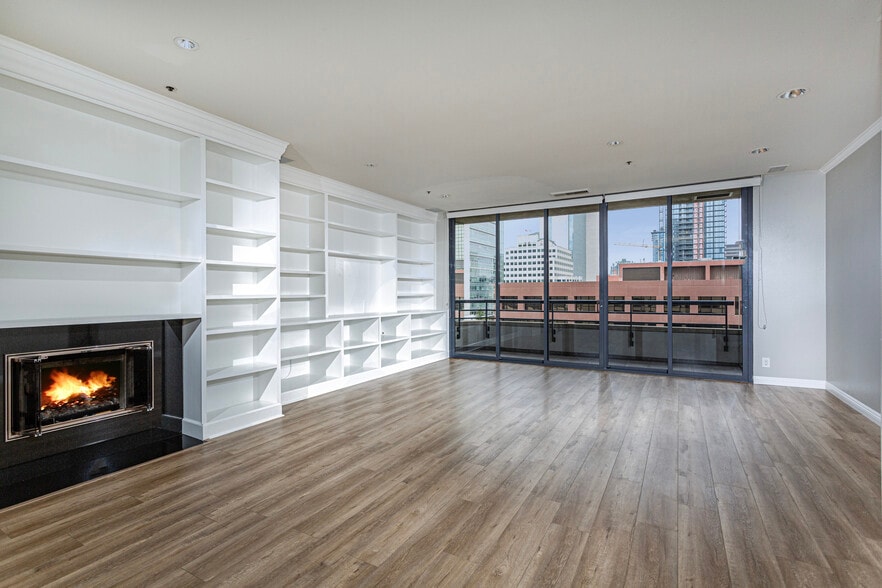 Living room with balcony - 700 Front St