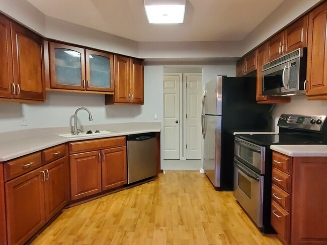 Building Photo - 325 Satinwood Ct S