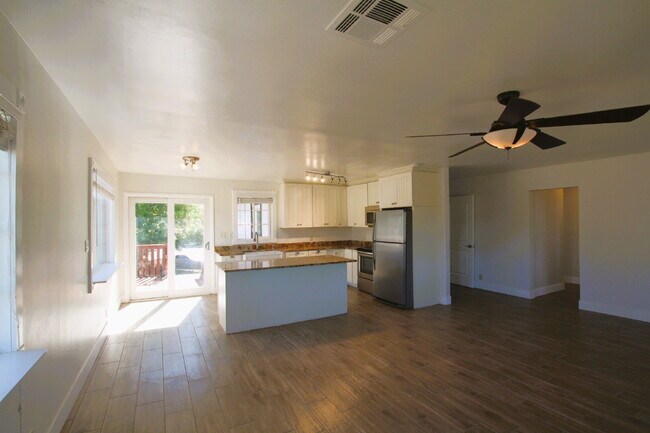 Building Photo - Rare Find in the Coveted Cheery Lynn Historic District!