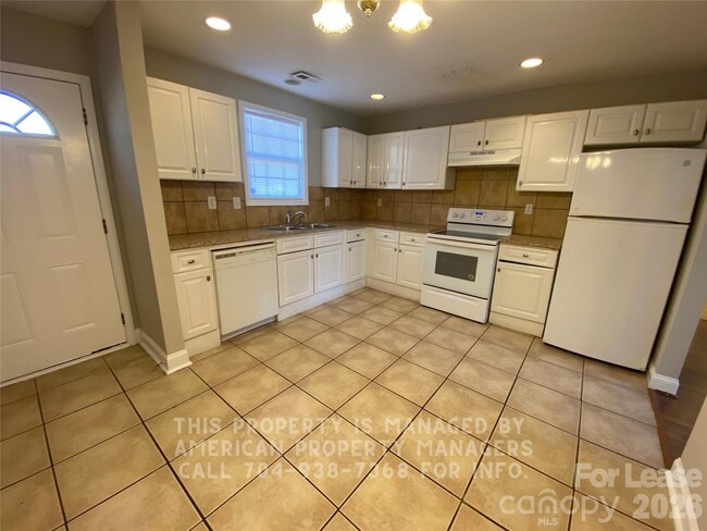 Building Photo - 911 Skyland St