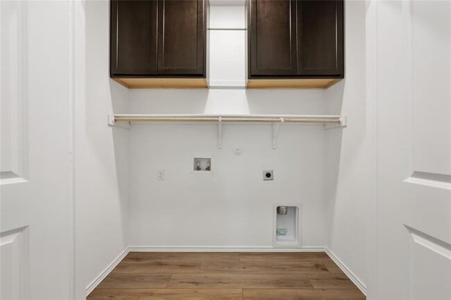 Building Photo - Spacious 3-Bedroom 2 bath with Private Bac...