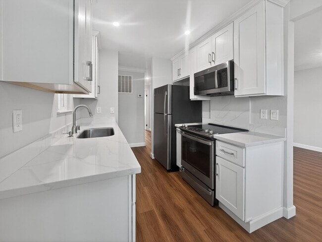 Building Photo - Gorgeous and Completely Remodeled Lower Level Unit with Inside Laundry is Available Now!