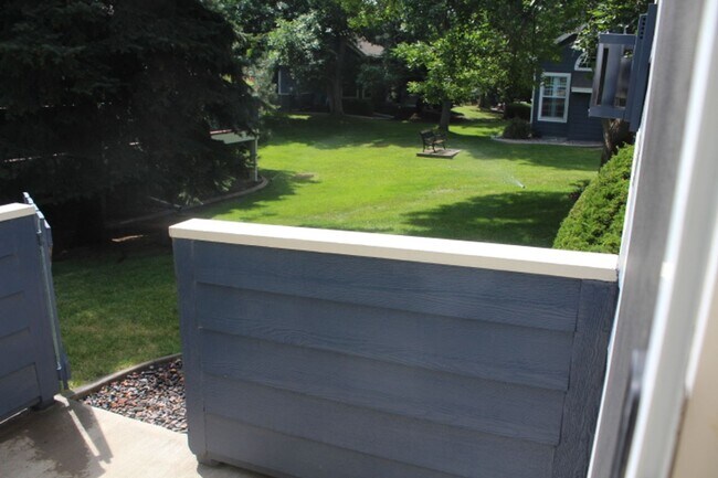 Building Photo - 2 BR/2 1/2 BA Townhouse in Gated Littleton...