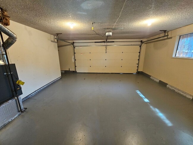 Building Photo - Roomy Ranch in Gladstone