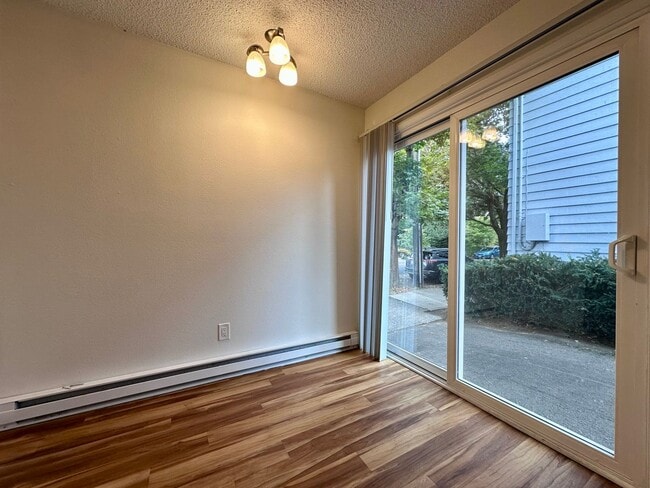 Building Photo - Charming 2-Bedroom Townhome in Sullivan's ...